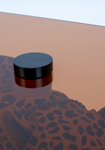 BOLD MONKEY Dope as hell sofabordet - rgsort glas og multifarvet panter plettet harpiks (90x40)