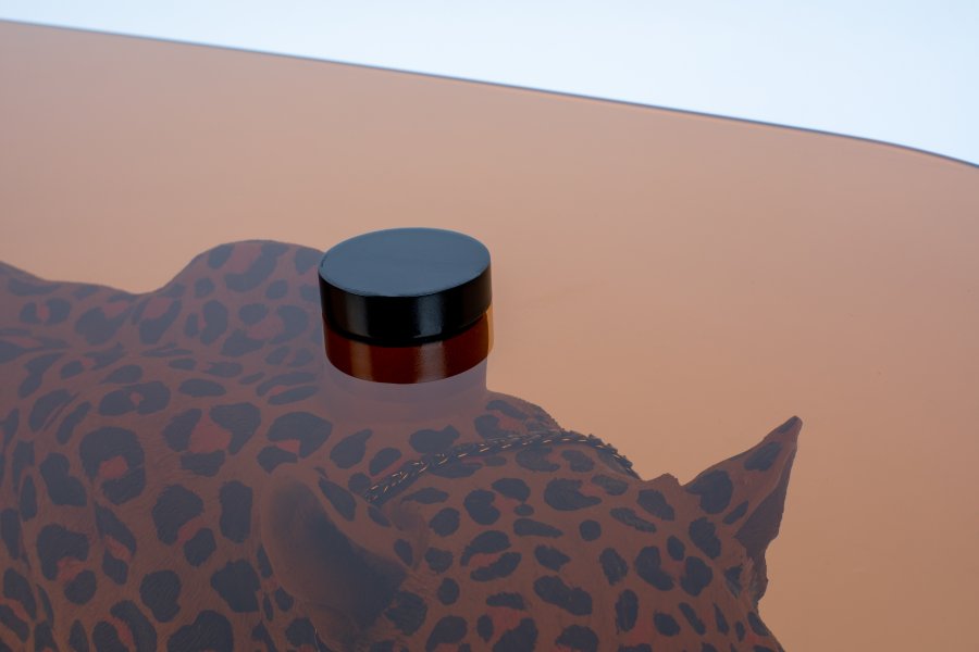 BOLD MONKEY Dope as hell sofabordet - rgsort glas og multifarvet panter plettet harpiks (90x40)