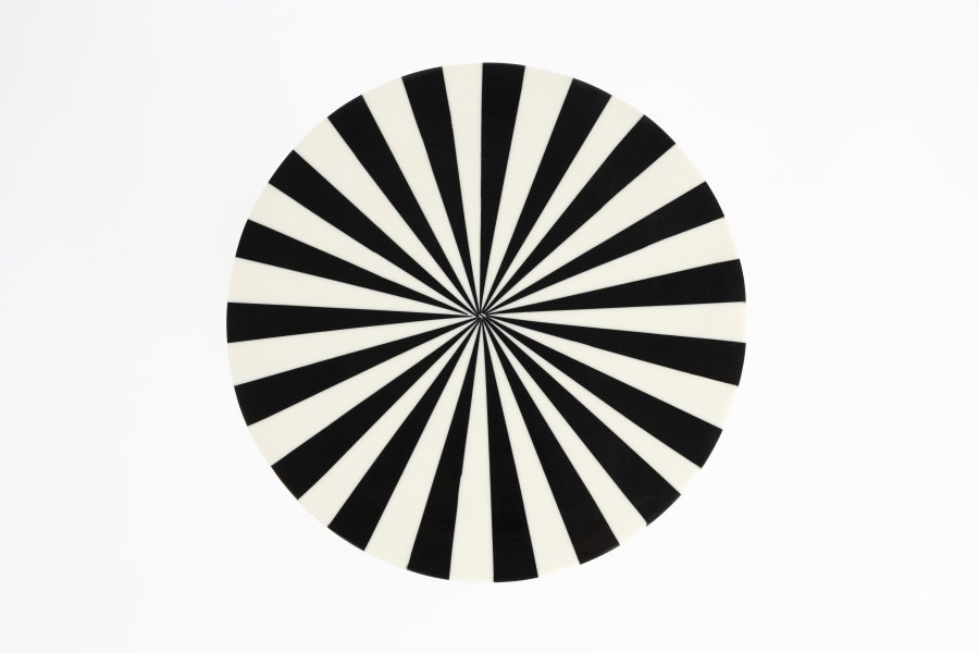 BOLD MONKEY Strike Lucky sidebord, rund - hvid/sort harpiks og guld aluminium (24,5)