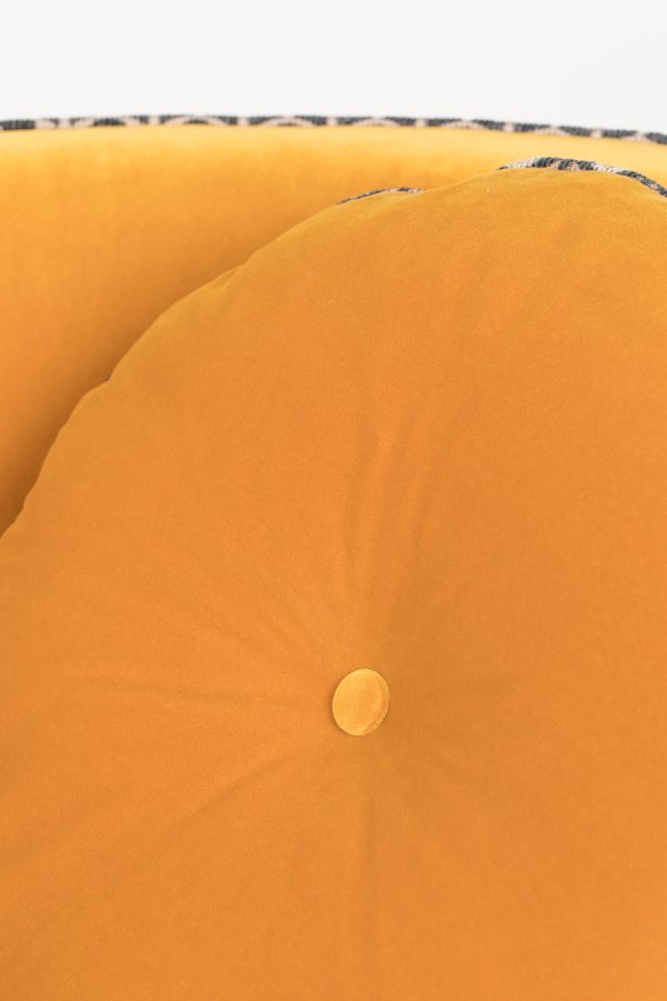 BOLD MONKEY Sassy Granny drejestol, m. armln og pude - okkergul fljl polyester og messing stl