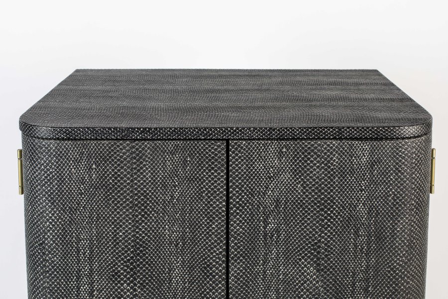 BOLD MONKEY Ava Morgana barskab, m. 2 lger, 1 skuffe, spejl - sort slangeskind PU, messing stl