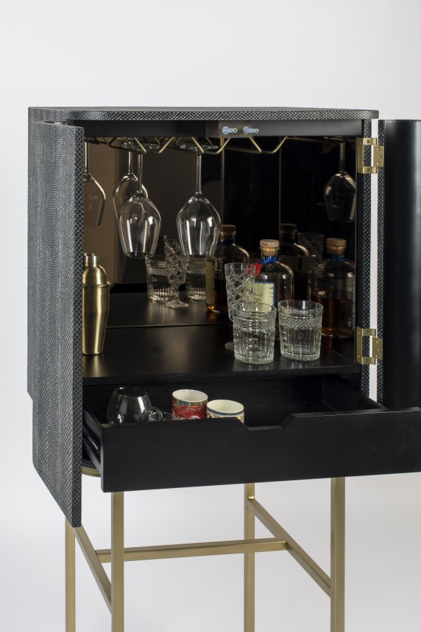 BOLD MONKEY Ava Morgana barskab, m. 2 lger, 1 skuffe, spejl - sort slangeskind PU, messing stl