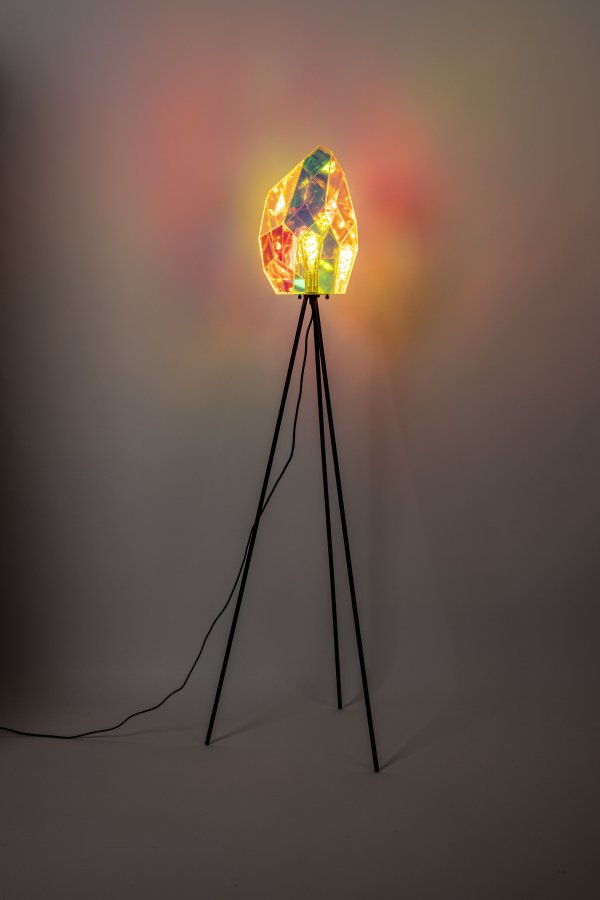 BOLD MONKEY Diamond Dear gulvlampe - regnbuefarvet holografisk akryl og jern