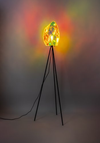 BOLD MONKEY Diamond Dear gulvlampe - regnbuefarvet holografisk akryl og jern