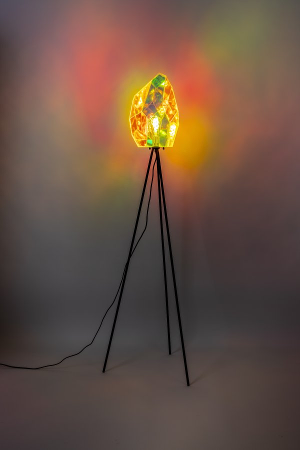 BOLD MONKEY Diamond Dear gulvlampe - regnbuefarvet holografisk akryl og jern