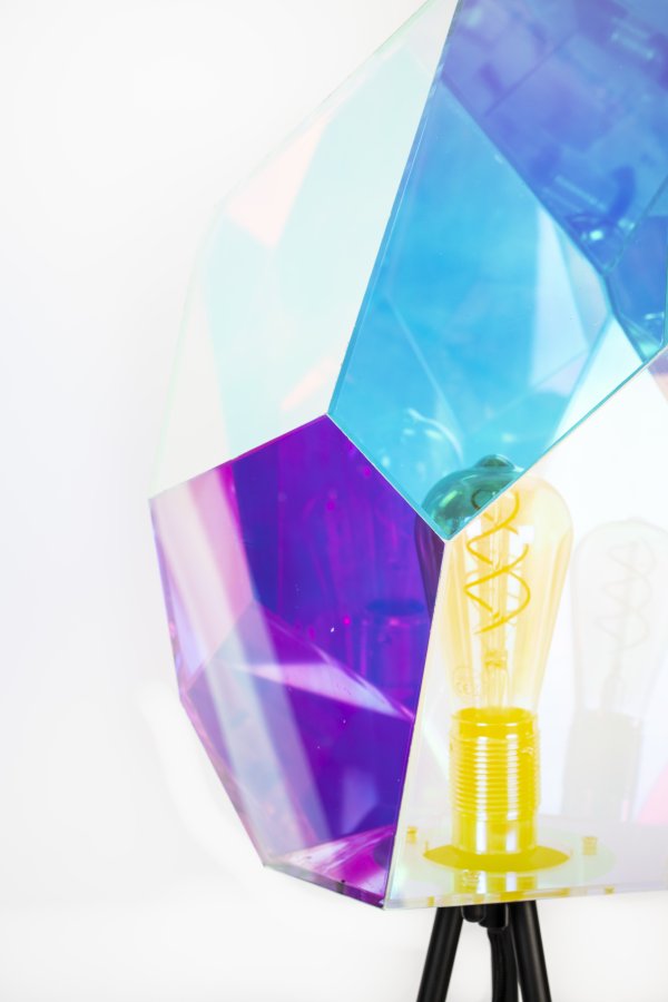 BOLD MONKEY Diamond Dear gulvlampe - regnbuefarvet holografisk akryl og jern