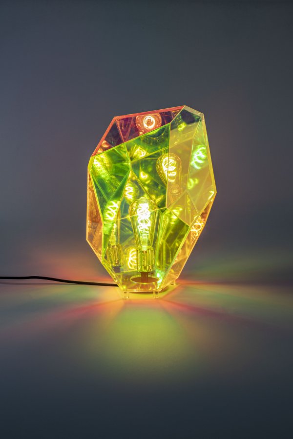 BOLD MONKEY Diamond Dear bordlampe - regnbuefarvet holografisk akryl og jern