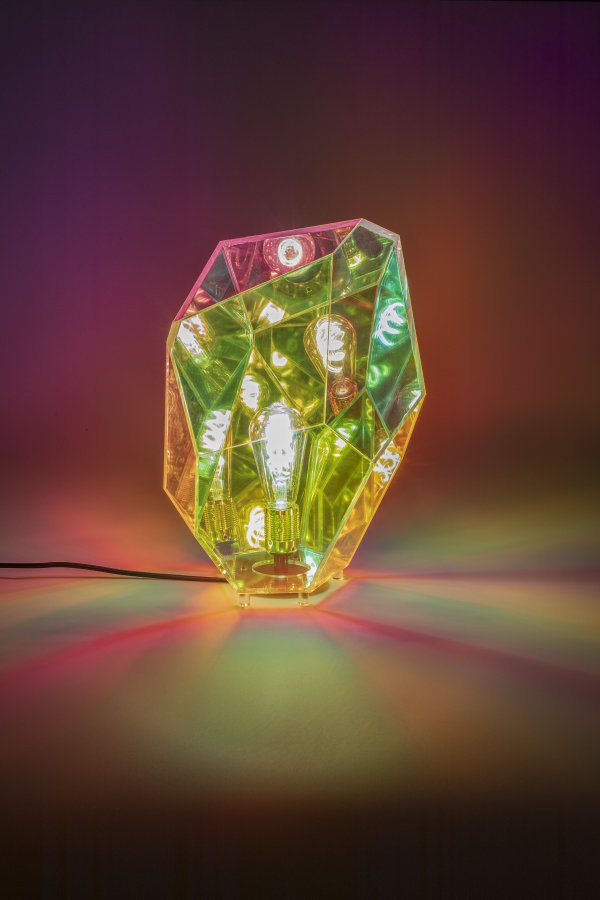 BOLD MONKEY Diamond Dear bordlampe - regnbuefarvet holografisk akryl og jern