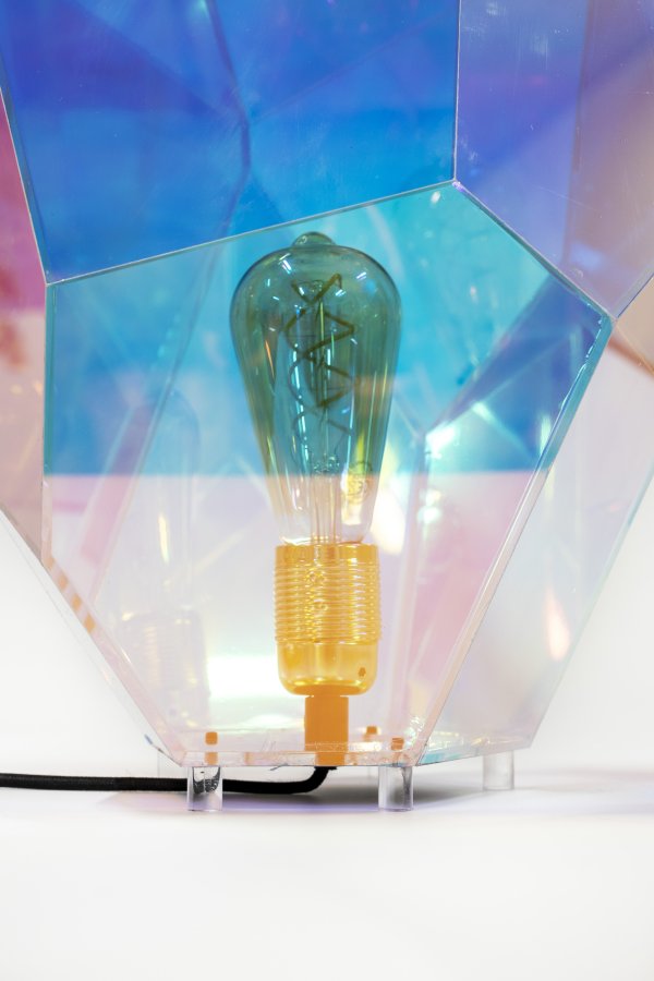 BOLD MONKEY Diamond Dear bordlampe - regnbuefarvet holografisk akryl og jern