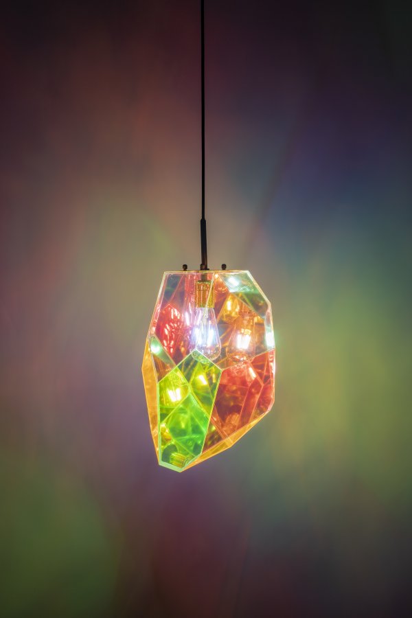 BOLD MONKEY Diamond Dear loftlampe - regnbuefarvet holografisk akryl og jern