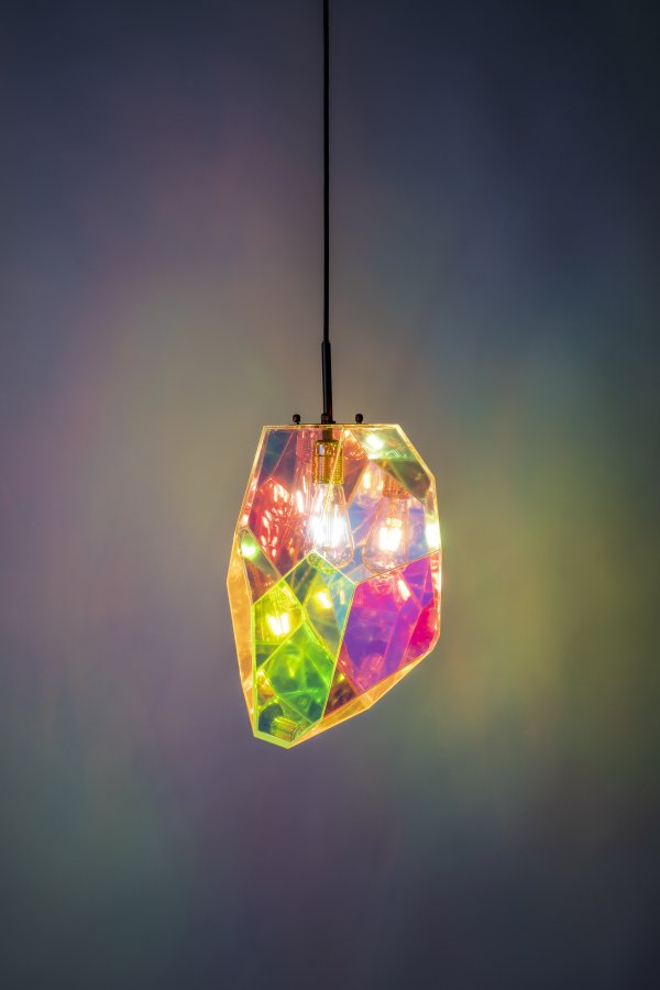 BOLD MONKEY Diamond Dear loftlampe - regnbuefarvet holografisk akryl og jern