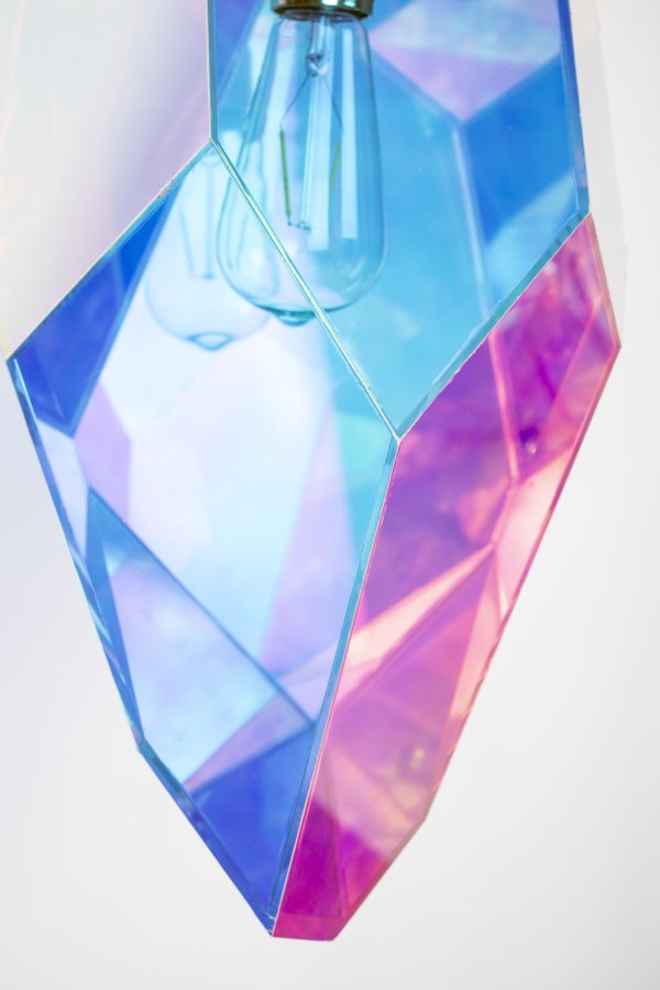 BOLD MONKEY Diamond Dear loftlampe - regnbuefarvet holografisk akryl og jern