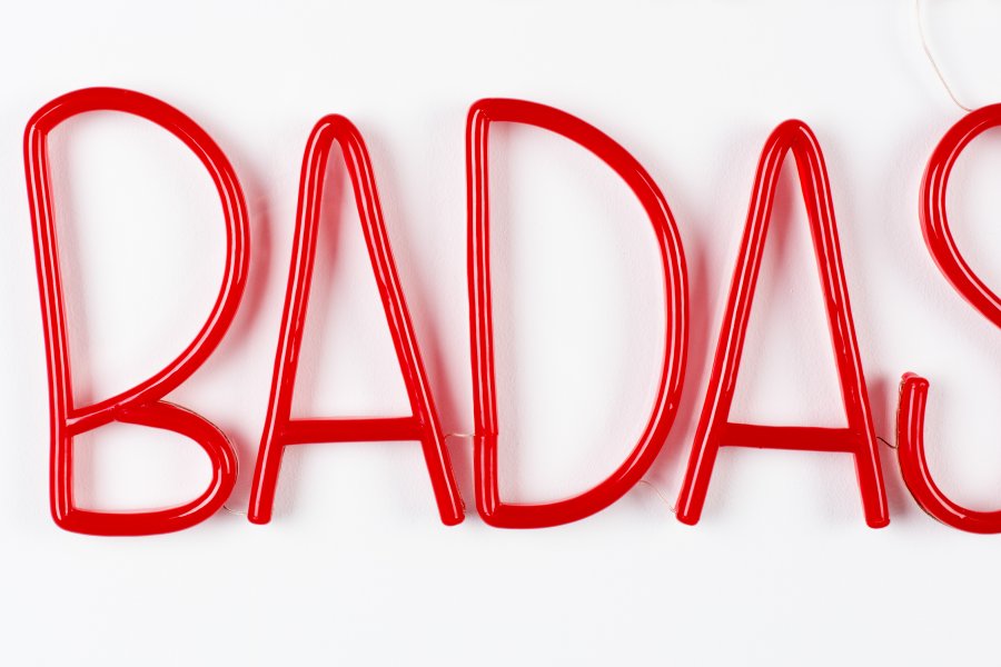 BOLD MONKEY Stay Badass LED neon lysskilt, kvadratisk - rd PVC og akryl (80x80)