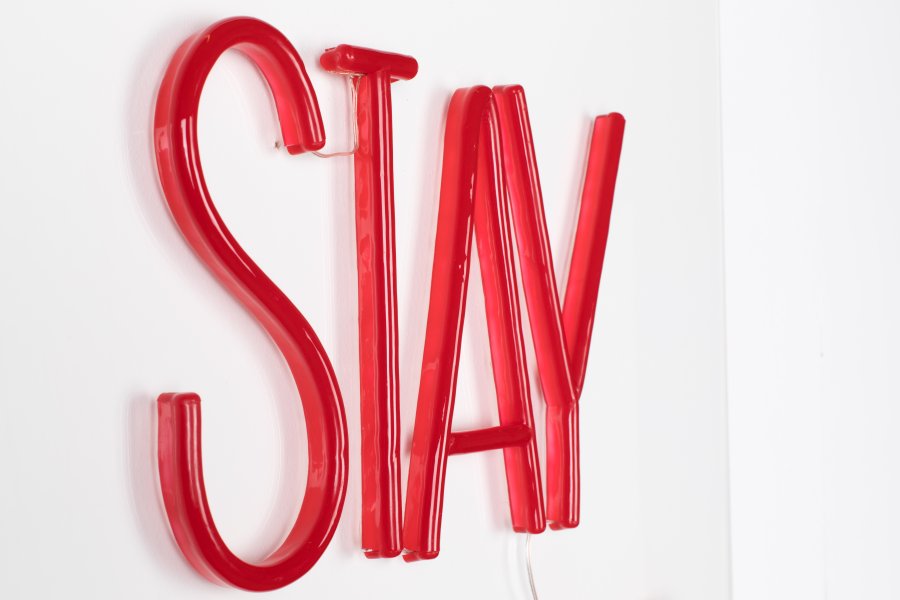 BOLD MONKEY Stay Badass LED neon lysskilt, kvadratisk - rd PVC og akryl (80x80)