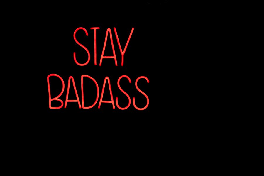 BOLD MONKEY Stay Badass LED neon lysskilt, kvadratisk - rd PVC og akryl (80x80)