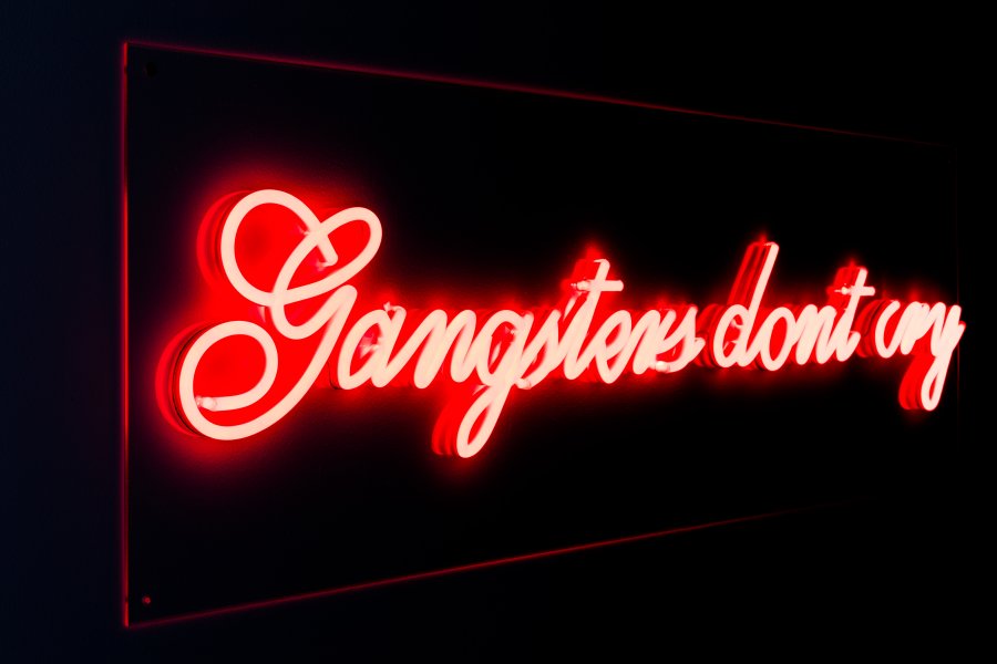 BOLD MONKEY Gangsters don't cry LED neon lysskilt, rektangulr - rd PVC og akryl (40x120)