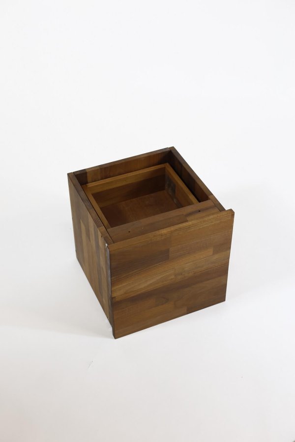 NOCNOI Puzzle kvadratisk reol, m. 1 rum - massiv olieret valnddetr, til vg/gulv (36x36)