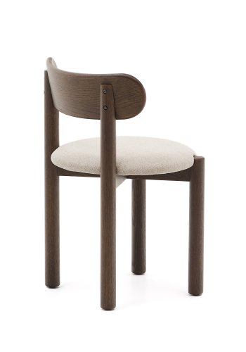 KAVE HOME Nebai stol i brun chenille med massiv egetr struktur og valnddefinish FSC MIX Cr