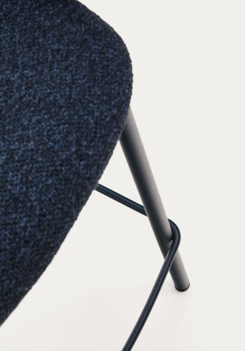 KAVE HOME Maina skammel i bl chenille og stlben med bl finish FSC Mix Credit 65 cm