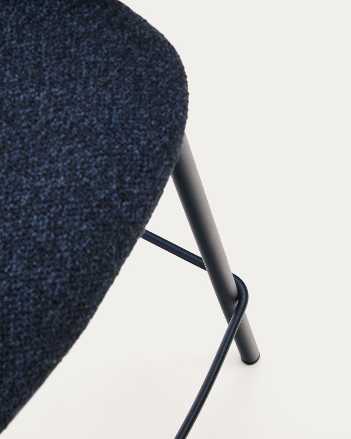 KAVE HOME Maina skammel i bl chenille og stlben med bl finish FSC Mix Credit 65 cm