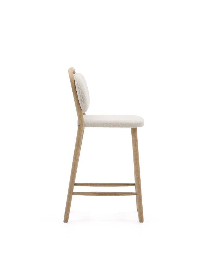 KAVE HOME Helda skammel i beige chenille og massivt egetr FSC Mix Credit 65 cm