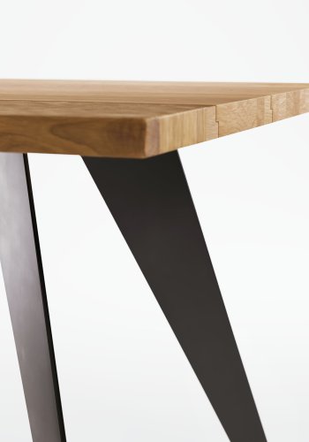 KAVE HOME Koda egefinerbord med naturlig finish og stlben med sort finish 160 x 90 cm