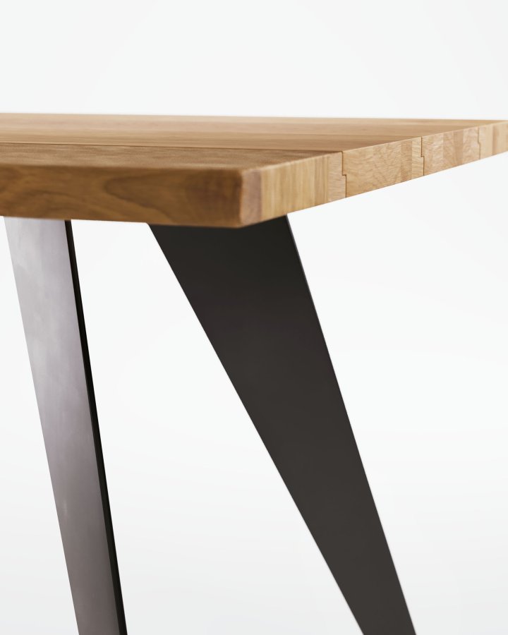 KAVE HOME Koda egefinerbord med naturlig finish og stlben med sort finish 160 x 90 cm