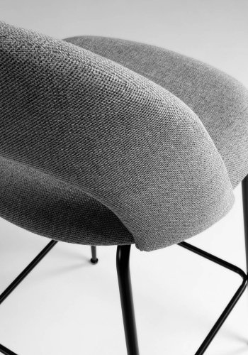 KAVE HOME Mahalia barstol, m. rygln og fodsttte - lysegr stof og sort metal