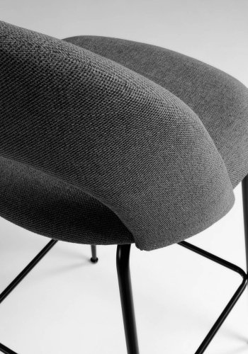 KAVE HOME Mahalia barstol, m. rygln og fodsttte - mrkegr stof og sort metal