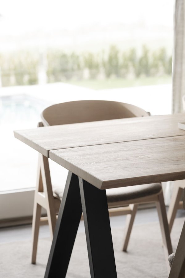 ROWICO Carradale spisebord, m. udtrk - hvidvasket eg og sort metal (170x100)