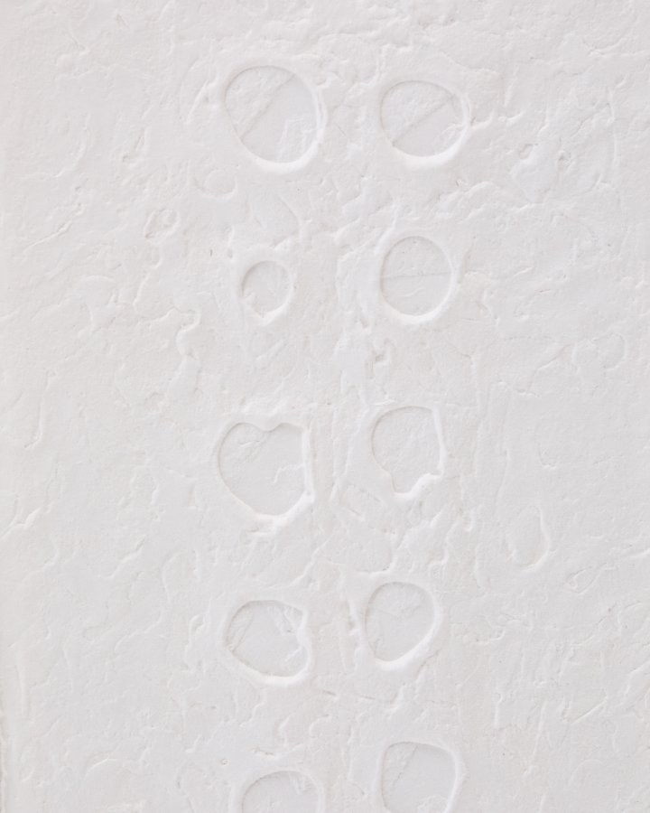 KAVE HOME Olvin abstrakt billede p hvidt genbrugspapir med hndlavede relieffer 43,6 x 93,6 cm