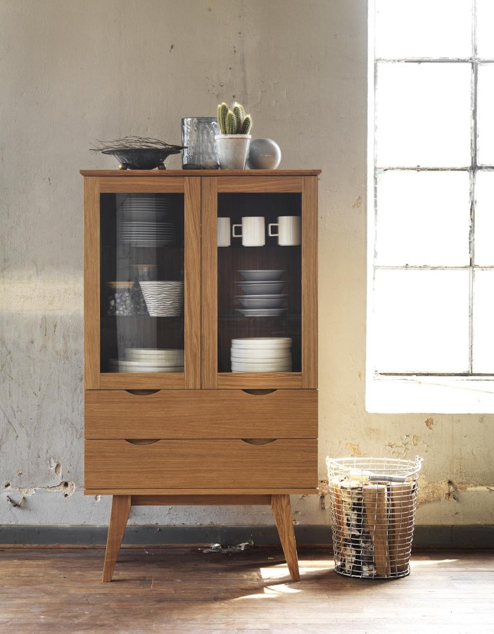 ROWICO Filippa vitrineskab - olieret eg, m. 2 glaslger og 2 skuffer 