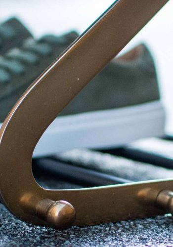 KARE DESIGN Walk Big skohylde - messing og sort metal, m. 3 hylder