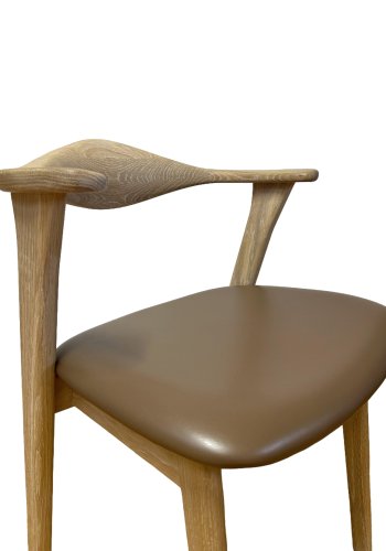 Designer spisebordsstol, m. armln - lys brun lder og massivt hvidolieret egetr