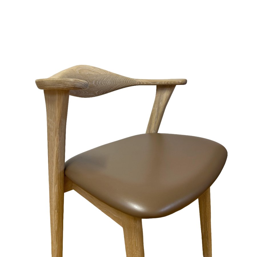 Designer spisebordsstol, m. armln - lys brun lder og massivt hvidolieret egetr