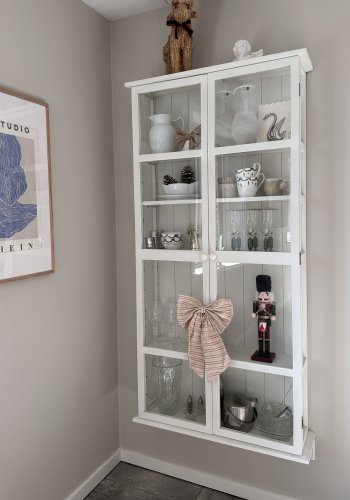 BLOOMINGVILLE Wila vitrineskab, m. 2 glaslger og hylder - hvid fyrretr