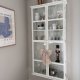 BLOOMINGVILLE Wila vitrineskab, m. 2 glaslger og hylder - hvid fyrretr