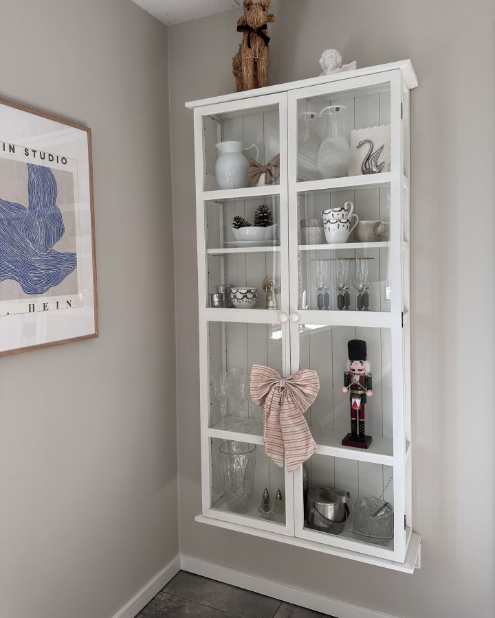 BLOOMINGVILLE Wila vitrineskab, m. 2 glaslger og hylder - hvid fyrretr