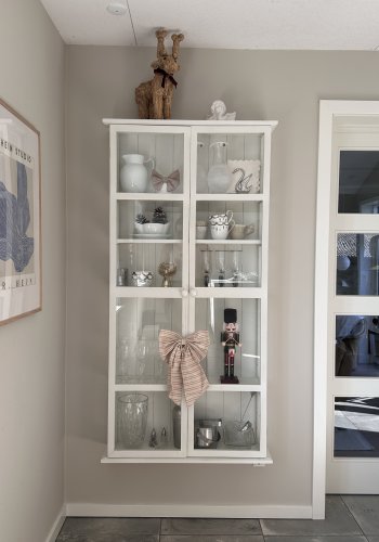 BLOOMINGVILLE Wila vitrineskab, m. 2 glaslger og hylder - hvid fyrretr