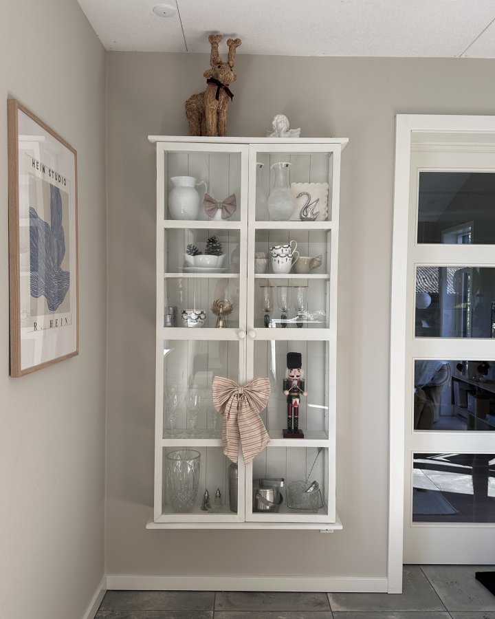 BLOOMINGVILLE Wila vitrineskab, m. 2 glaslger og hylder - hvid fyrretr