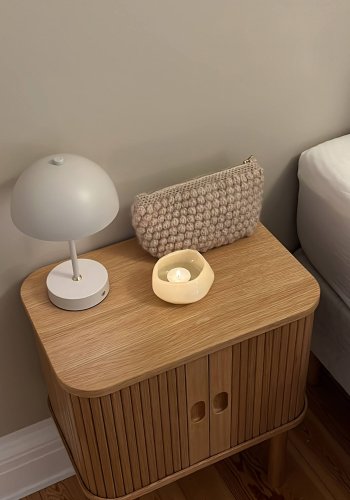 ACT NORDIC Langley sengebord, m. lamelfront, og 2 skydelger - natur egefinér og eg (45x30x60)