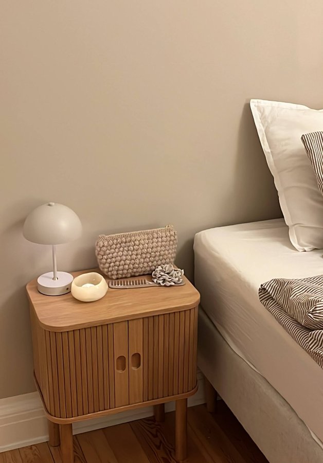 ACT NORDIC Langley sengebord, m. lamelfront, og 2 skydelger - natur egefinér og eg (45x30x60)