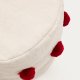 KAVE HOME Manua beige, bomuldspuff med rde kvaster, 40 cm