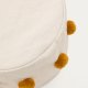 KAVE HOME Manua beige, bomuldspuff med sennepsfarvede kvaster, 40 cm