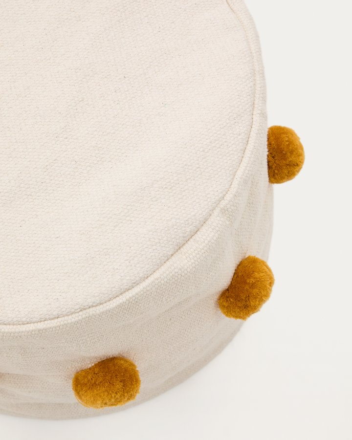 KAVE HOME Manua beige, bomuldspuff med sennepsfarvede kvaster, 40 cm