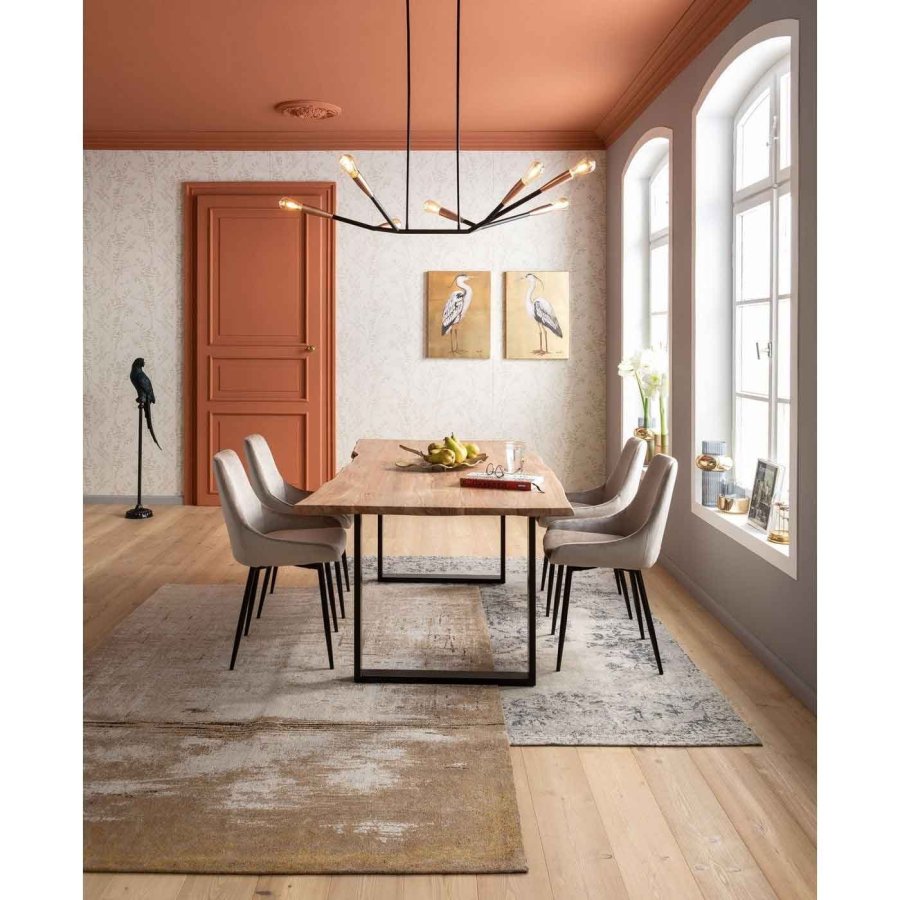 KARE DESIGN East Side spisebordsstol - skinnende sandfarvet stof og sort pulverlakeret stl