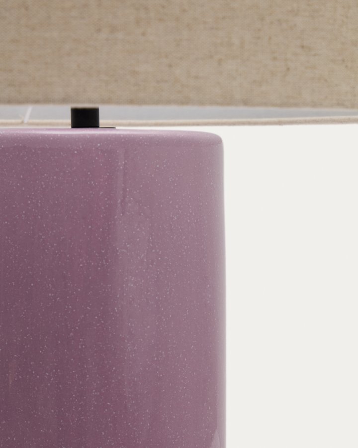 KAVE HOME Tonerisk keramisk bordlampe med lilla finish og bomuld