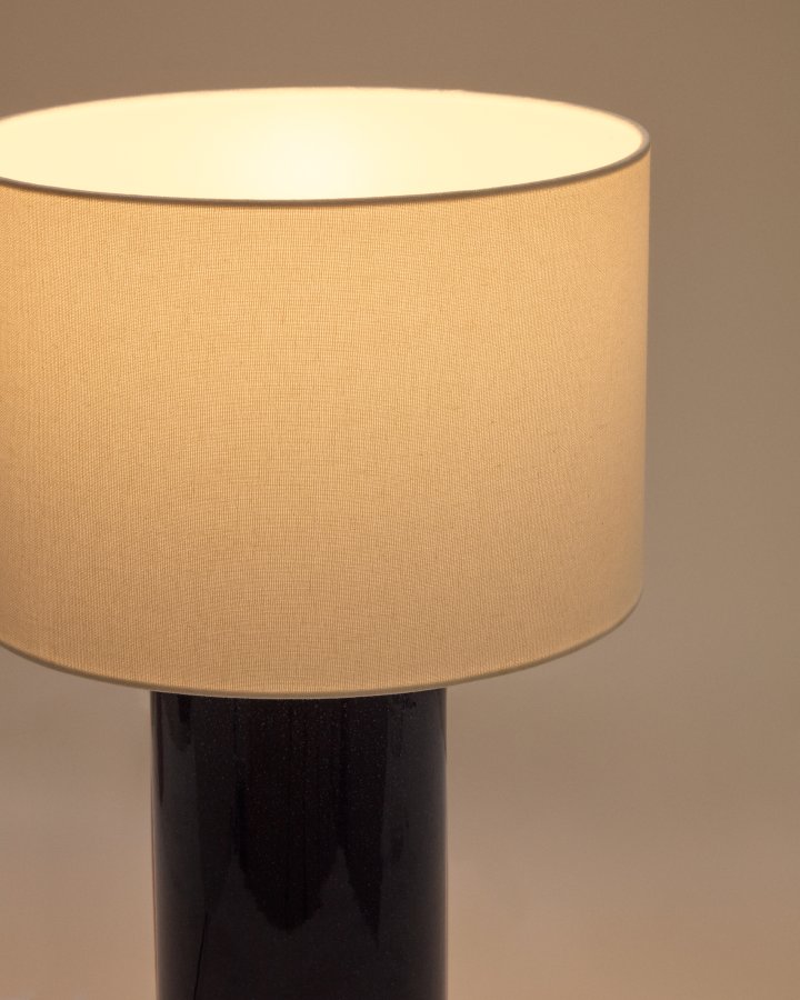 KAVE HOME Tonerisk keramisk bordlampe med bl finish og bomuld