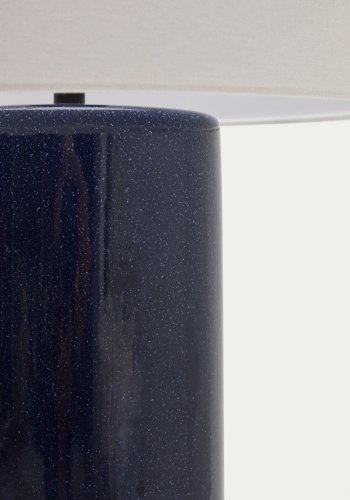 KAVE HOME Tonerisk keramisk bordlampe med bl finish og bomuld