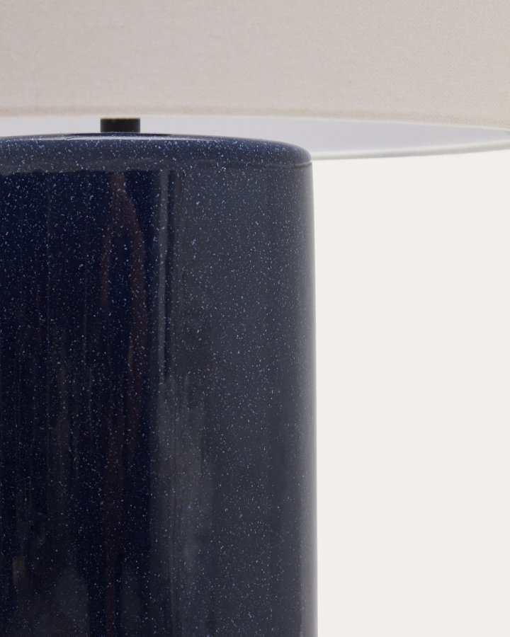 KAVE HOME Tonerisk keramisk bordlampe med bl finish og bomuld